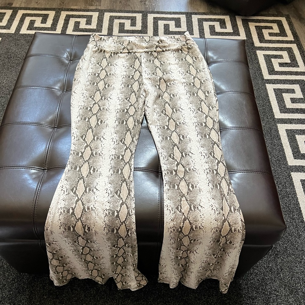 Stretchy snake skin bell bottom leggings. XL